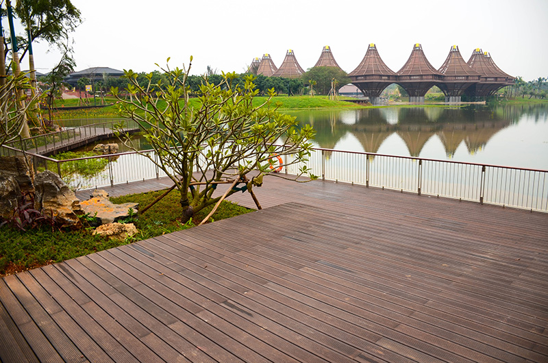 Outdoor Strand Woven Bamboo Decking Builds The Beauty Of Gardens